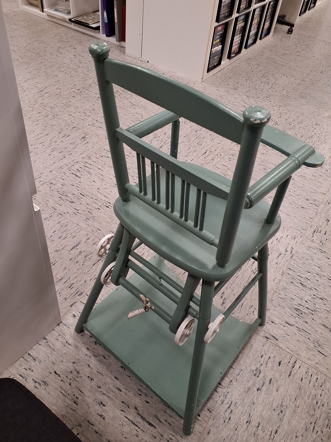 Grøn børnestol i træ
